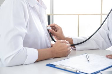 Doktor steteskop kullanarak hastayı muayene, sonuç gösterme ve tedavi yöntemi, sağlık ve tıbbi konsept ile kontrol ediyor..