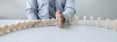 Risk ve strateji iş, el durdurma düşme çöküşü ahşap blok domino etkisi sürekli devrildi blok, önleme ve gelişme istikrarı.