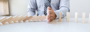 Risk ve strateji iş, el durdurma düşme çöküşü ahşap blok domino etkisi sürekli devrildi blok, önleme ve gelişme istikrarı.