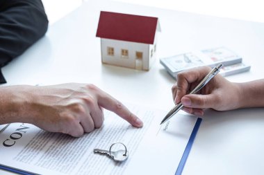 Emlak komisyoncusu, emlak sözleşmesi formunu müşteriye işaret ederek onaylanmış mortgage başvurusu formu, mortgage kredi teklifi ve konut sigortası için satın alma veya ilgili gayrimenkul sözleşmesi imzaladı.