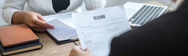 Röportaj ofisinde konuşmak işveren bir iş görüşmesi, iş adamı dinle açıklayan onun profili ve Söyleşi hayalindeki iş, otururken Yöneticisi hakkında aday cevaplar için gelen iş.