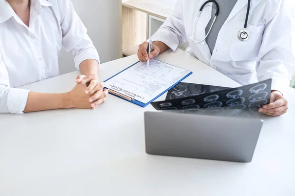 Profesor Doctor Conversando Con Paciente Sosteniendo Una Radiografía Mientras Discute — Foto de Stock