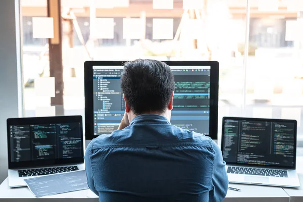 Stressato Stanco Senza Lavoro Programmatore Sviluppo Che Lavora Nel Sito — Foto Stock