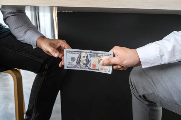 Ατιμωτική Εξαπάτηση Στην Επιχείρηση Παράνομο Χρήμα Επιχειρηματίας Λαμβάνουν Χρήματα Δωροδοκίας — Φωτογραφία Αρχείου