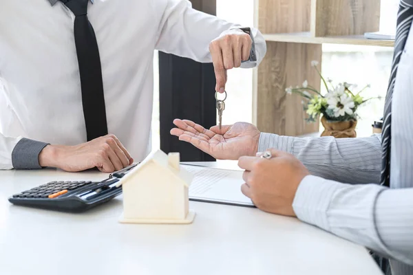 Immobilienmakler Übergibt Dem Kunden Hausschlüssel Nach Unterzeichnung Des Vertrages Immobilien — Stockfoto