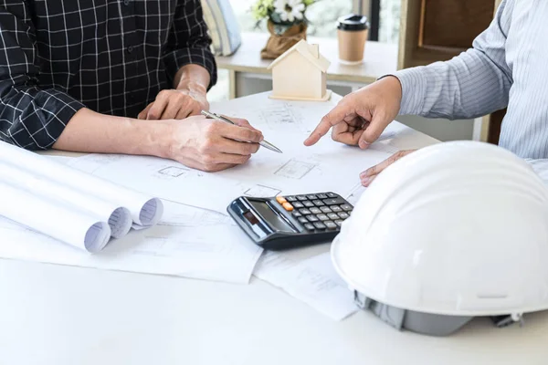 Equipo Reunión Ingeniería Arquitecto Discusión Sobre Modelo Proyecto Construcción Mientras — Foto de Stock