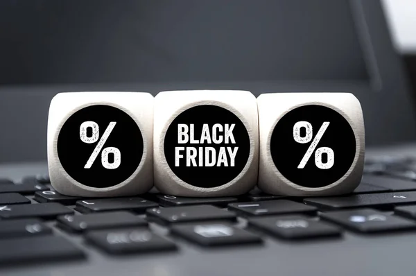 Kara Cuma ve Kara Hafta etiketleri ve küpleri