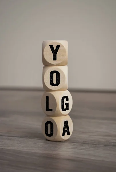 Cuvânt Făcut Din Blocuri Lemn Cuburi Zaruri Yolo Yoga Fundal — Fotografie, imagine de stoc