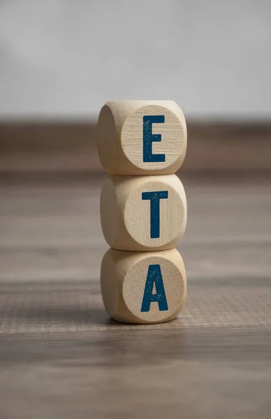 Cubos Dados Com Eta Hora Estimada Chegada Fundo Madeira — Fotografia de Stock