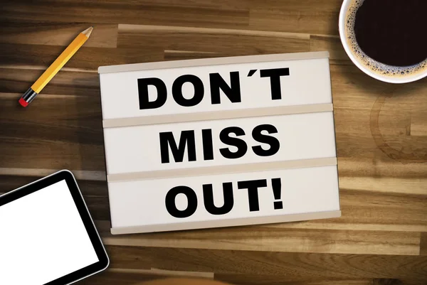 Tahta tablet üzerinde ışık kutusu ya da ışık kutusu. Mesajı kaçırmayın.