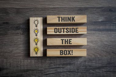 Ampulleri ve mesajı olan ahşap parçalar Kutunun dışını düşün