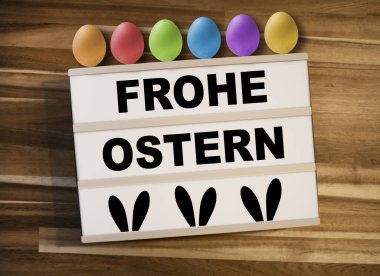 Mutlu Paskalyalar - Ahşap arka planda Frohe Ostern tebrik kartı