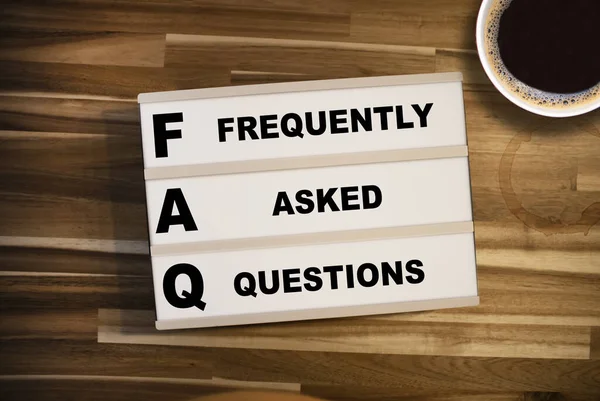 ライトボックスやライトボックスの頭字語Faq頻繁に木製のテーブルの背景に質問 — ストック写真