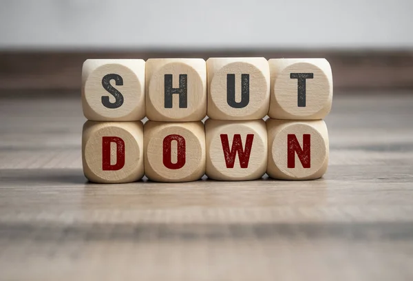 Kubussen Dobbelstenen Met Word Shutdown Lockdown Houten Ondergrond — Stockfoto
