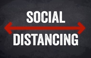 Kırmızı okları ve mesaj sosyal mesafesi olan siyah karatahta
