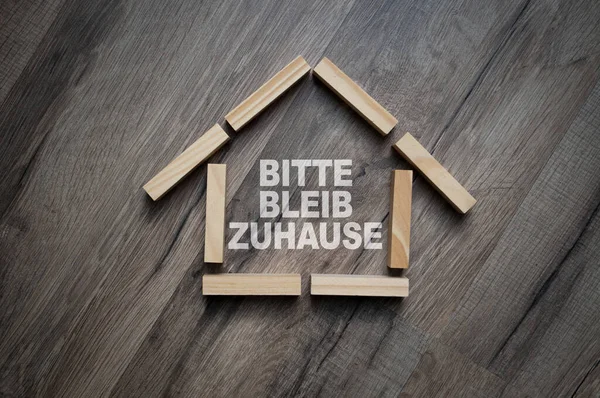 Holzstücke Mit Den Deutschen Wörtern Für Stay Home Bitte Bleib — Stockfoto