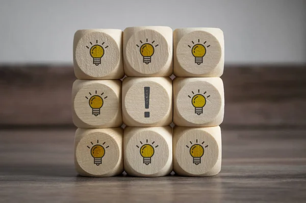 Cubes Dés Avec Icône Ampoule Idée Plan Vérifier Acte Sur — Photo