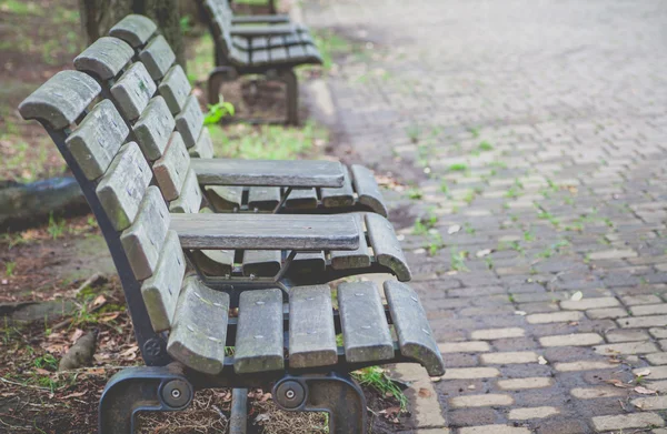 Bancs en bois au parc public — Photo