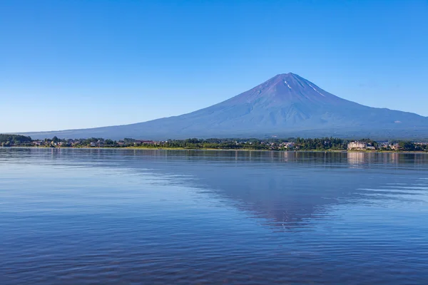 Fuji med reflektion på sjön Kawaguchiko — Stockfoto