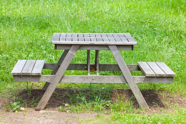 Деревянный стол в зеленом парке — стоковое фото