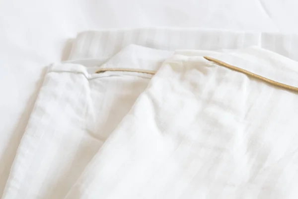 Ropa de dormir de algodón blanco —  Fotos de Stock