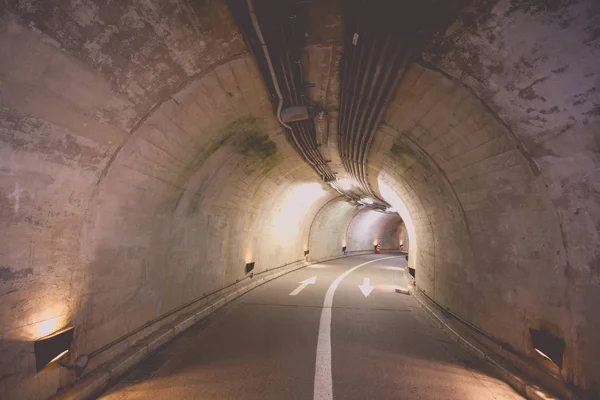 Städtischer Tunnel am Berg — Stockfoto
