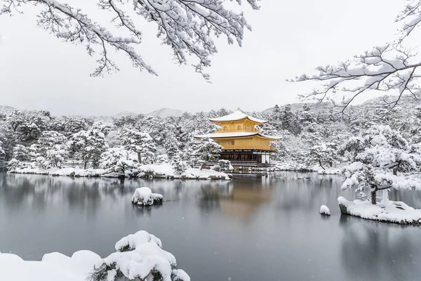 Zen świątyni Kinkakuji z opady śniegu — Zdjęcie stockowe