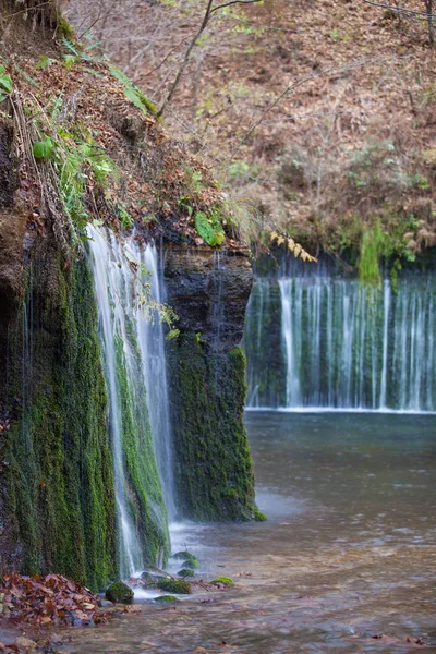 Водопад Ширайто в лесу — стоковое фото