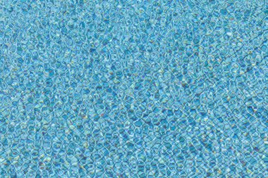 Yüzme havuzunda mavi su