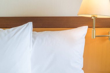 iki beyaz yastıklar