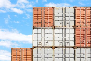 Kargo konteyner yığını 