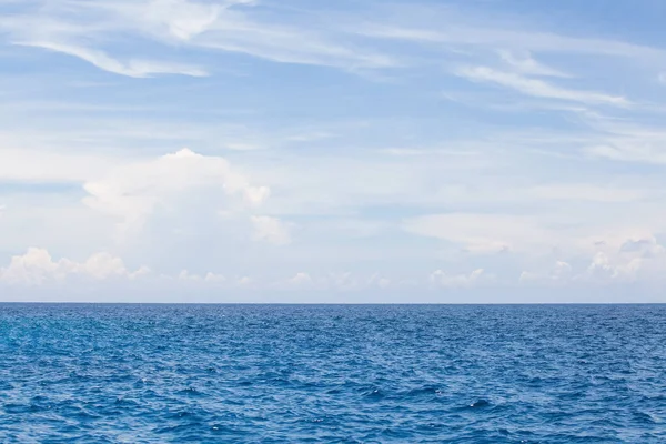 Голубая морская вода и небо — стоковое фото
