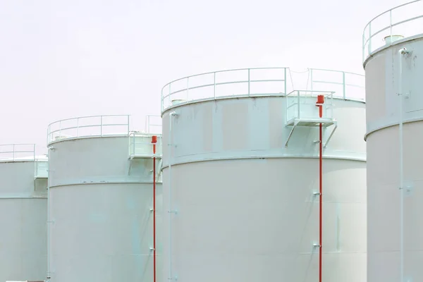 Grandes tanques de petróleo — Fotografia de Stock