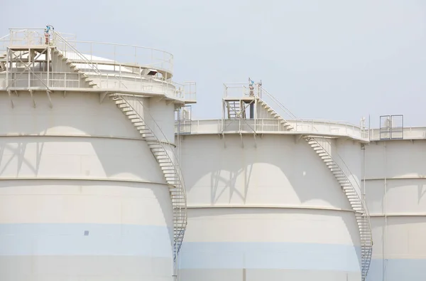 Grandes tanques de petróleo — Fotografia de Stock