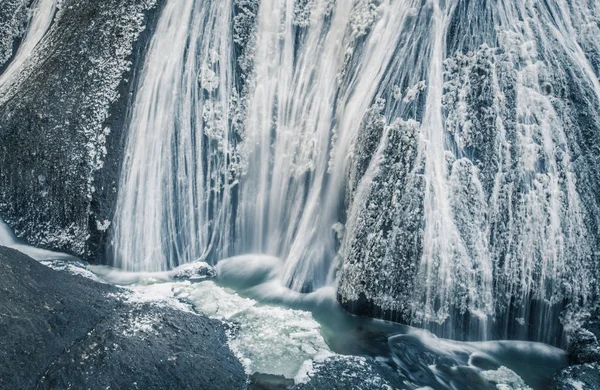 Водопад Ширайто в лесу — стоковое фото