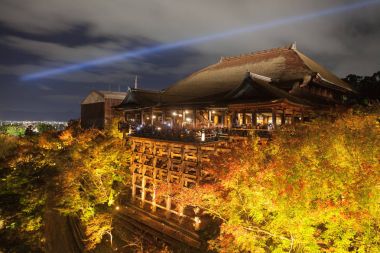 Ahşap bir pavilian ve ışık