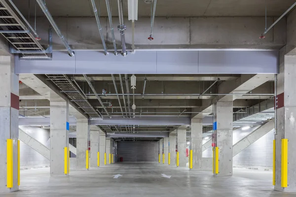 Estacionamento garagem interior — Fotografia de Stock