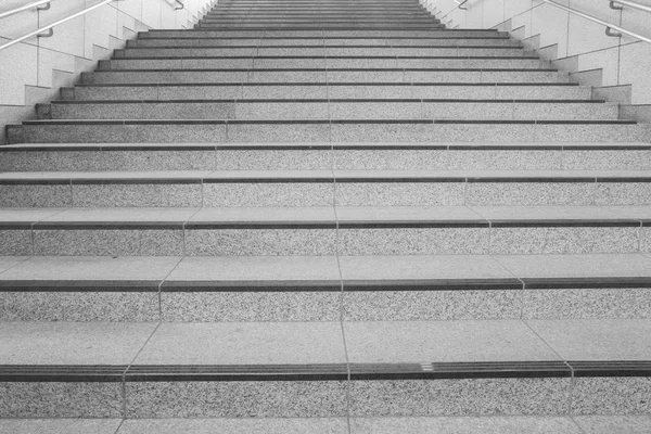 Τσιμεντένια σκάλα με μεταλλικό κιγκλίδωμα — Φωτογραφία Αρχείου