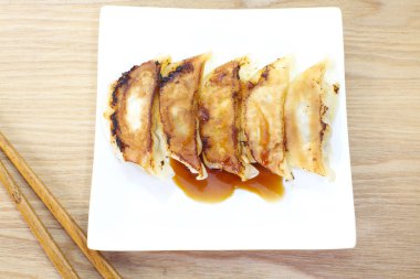 Beyaz tabak içinde Japon köfte