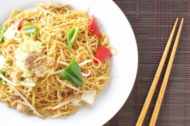 Ev yapımı kızarmış yumurta şehriye