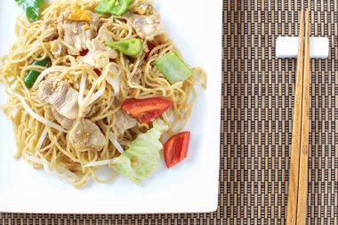 Ev yapımı kızarmış yumurta şehriye 