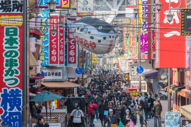  kalabalık turist Osaka Caddesi üzerinde