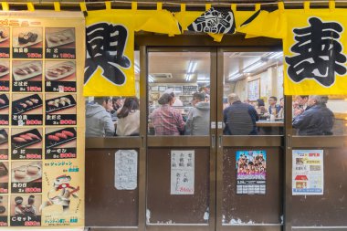 Cafe Shinsekai bölgesinde yeme insanlar