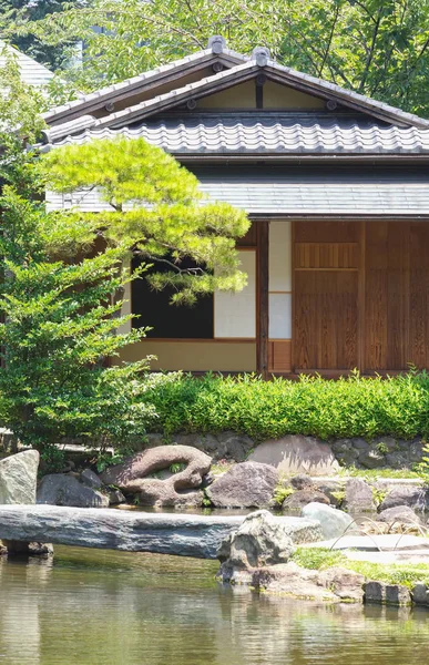 Casa tradicional japonesa y jardín japonés —  Fotos de Stock