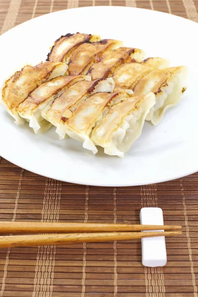 Japanse dumplings in witte plaat — Stockfoto