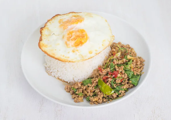 Kokt ris toppad med stekt ägg — Stockfoto