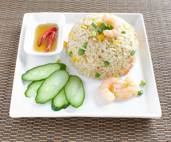 Asiatisch gebratener Reis mit Gemüse — Stockfoto