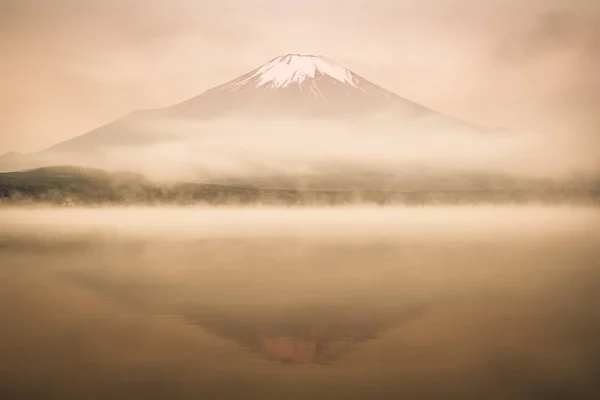 Гора Фудзі з ранок мряка — стокове фото