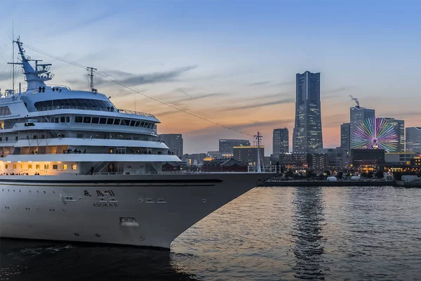 Ship floating near Yokohama Bayside Marina — Stock Photo, Image