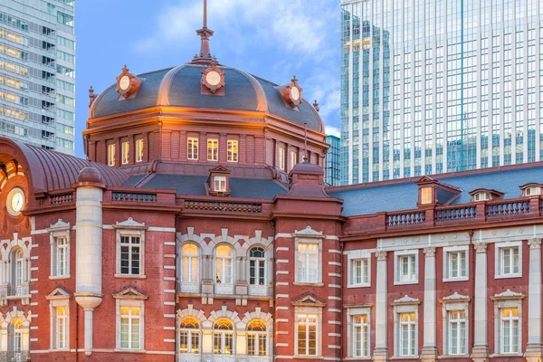 ビジネス地区の鉄道駅 — ストック写真